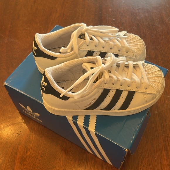 Toddlers Adidas Superstar Athletic Shoe, Black and White, Size 11K - Picture 5 of 9